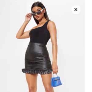 NWT PrettyLittleThings Black Wet Look Ruched Side Frill Hem Mini Skirt Size 12